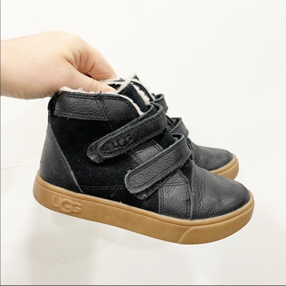 Ugg Toddler Rennon I Boot Black Two Velcro Straps
Size 11 Black Shearling Trim